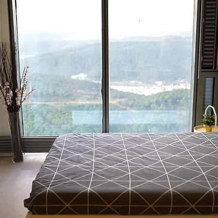 Skyland - 52nd Floor Luxury Studio *